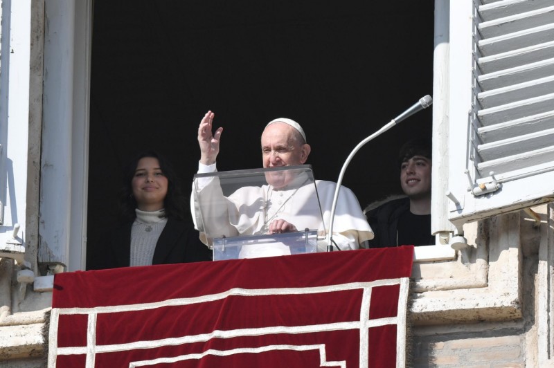 Il Papa Allangelus Quando Si Vive Sotto La Signoria Di Ges Non Si