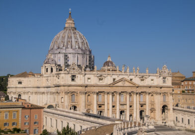 Il Rosario per la salute del Papa sarà trasmesso in diretta sugli schermi in Piazza San Pietro o attraverso i media vaticani