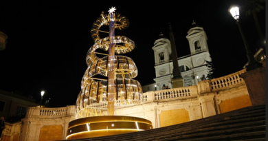 Piazza di Spagna, brilla l’albero di Natale di Bvlgari